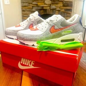 LIKE NEW Nike Air Max 90 running shoe (Men’s Size 8, Women’s Size 9.5) in box